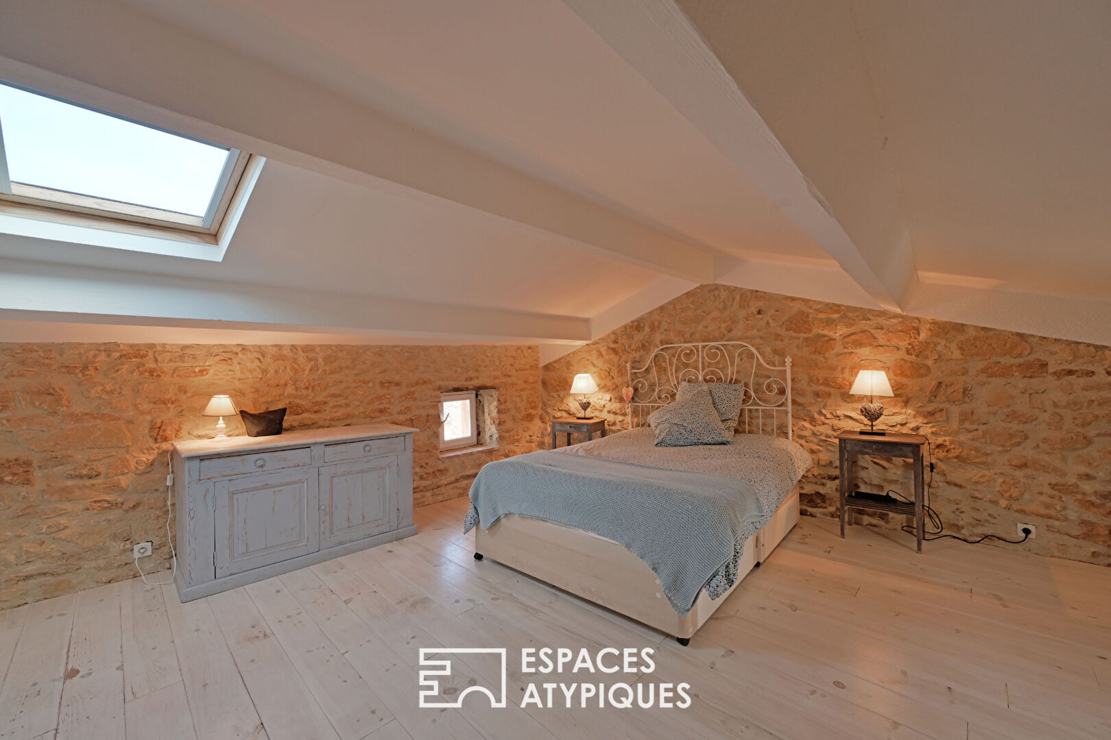 Maison de village au charme poétique, cour et bassin