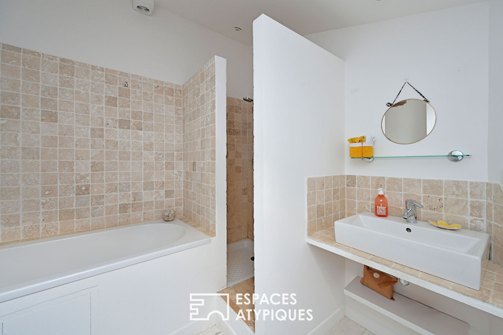 Maison de village au charme poétique, cour et bassin