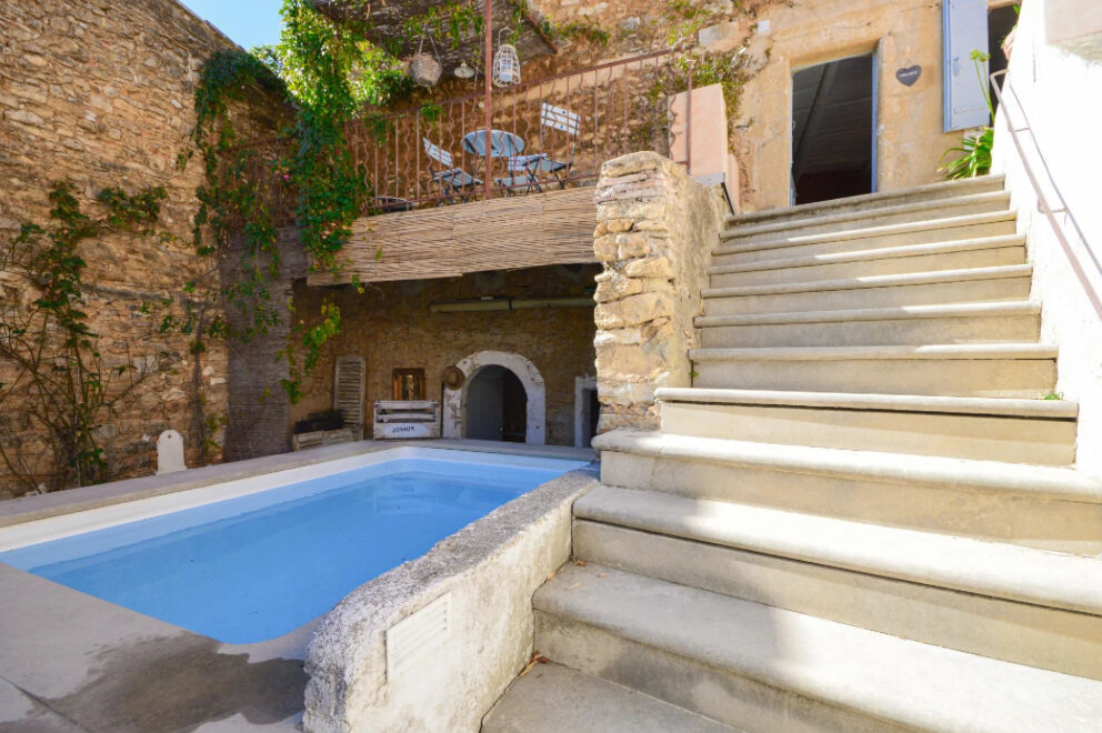 Maison de village au charme poétique, cour et bassin