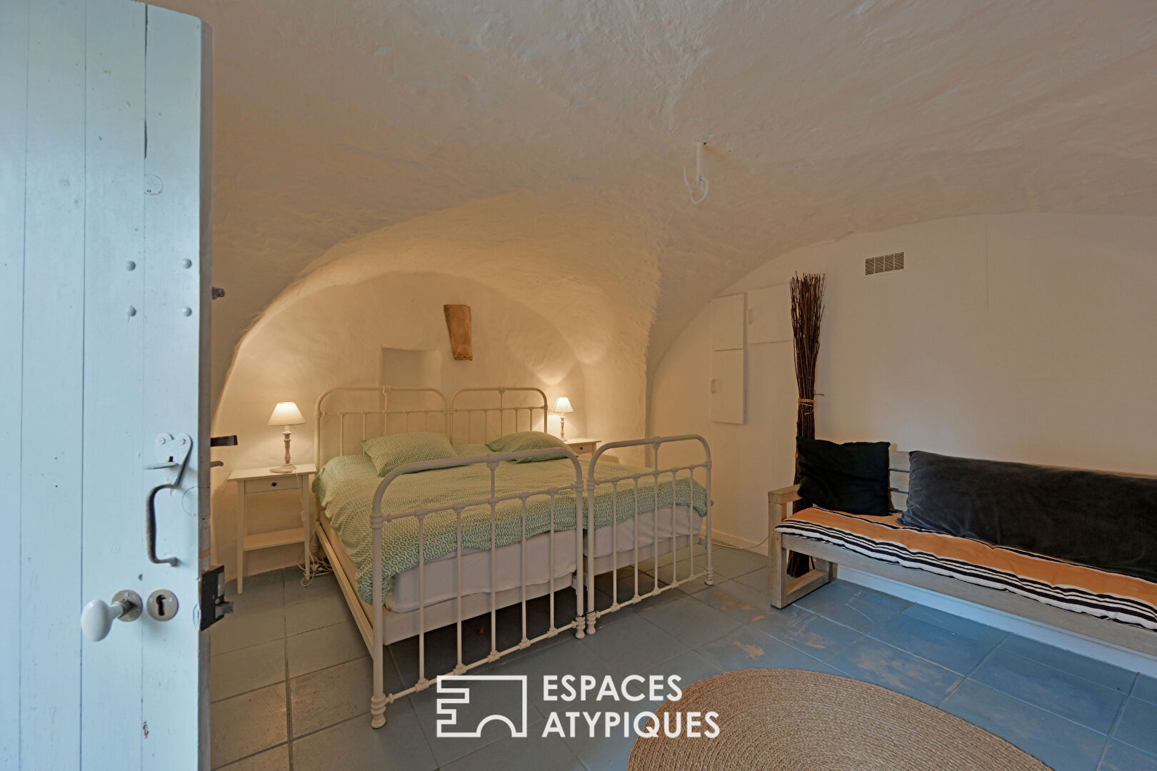 Maison de village au charme poétique, cour et bassin