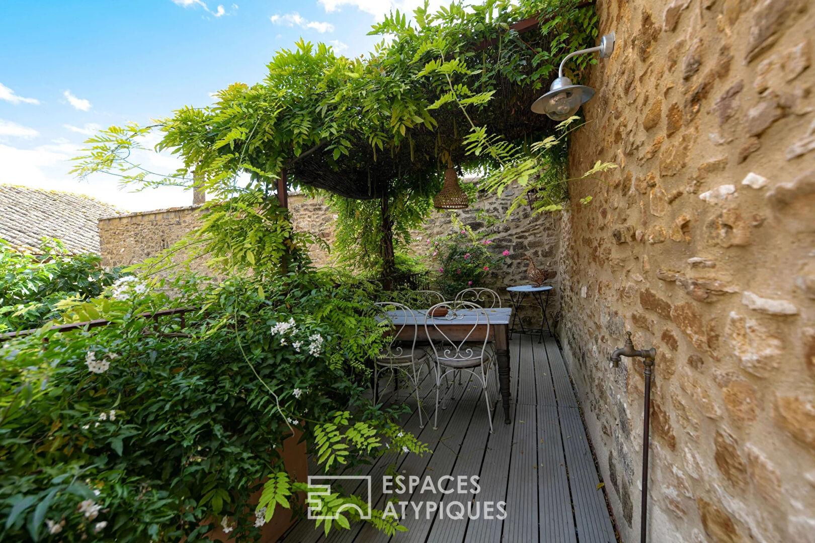 Maison de village au charme poétique, cour et bassin