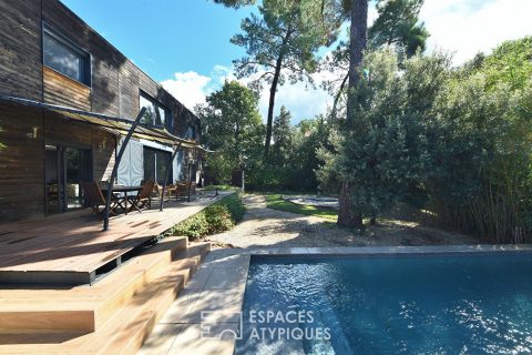 Villa contemporaine en bois aux lignes épurées, avec piscine