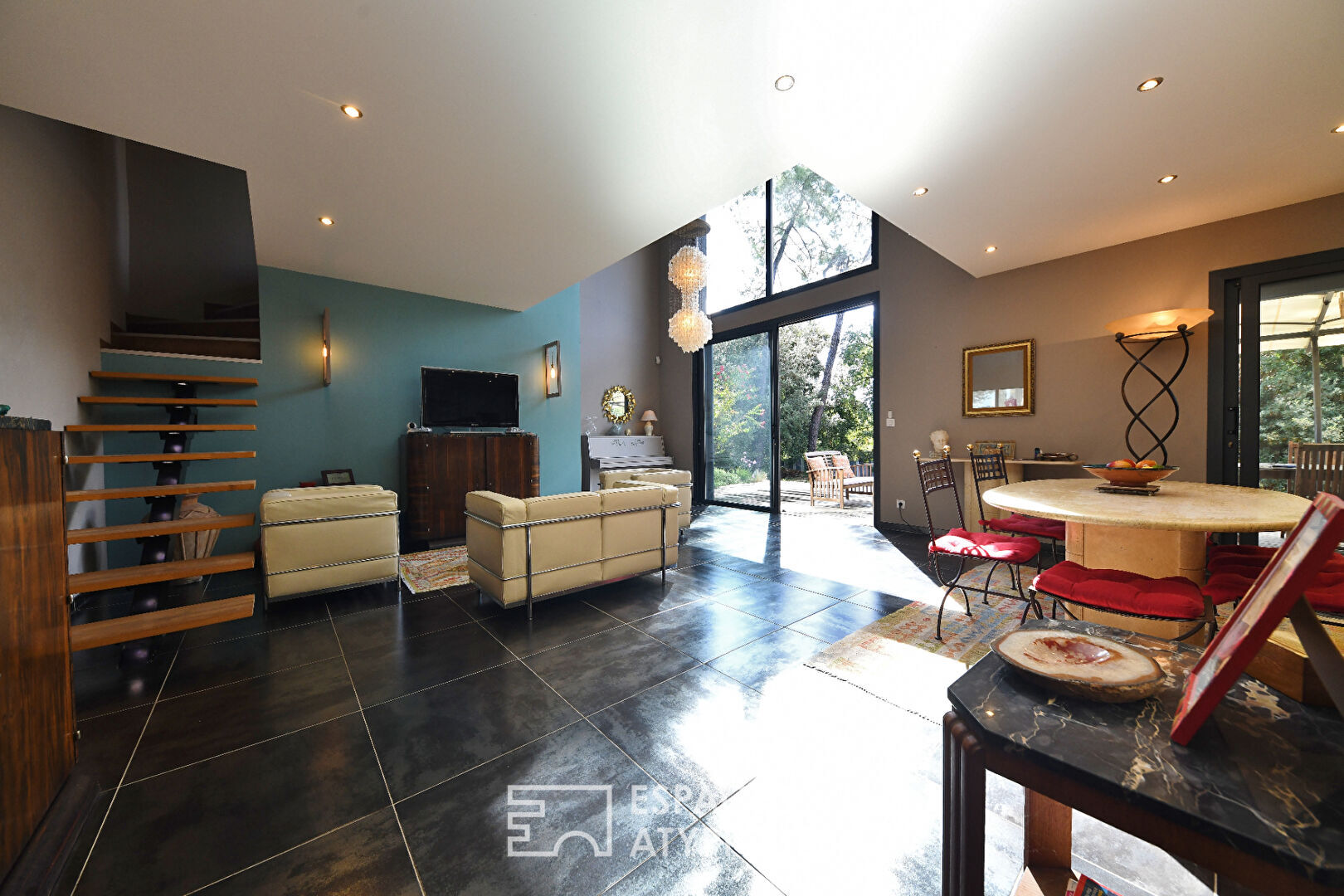 Villa contemporaine en bois aux lignes épurées, avec piscine