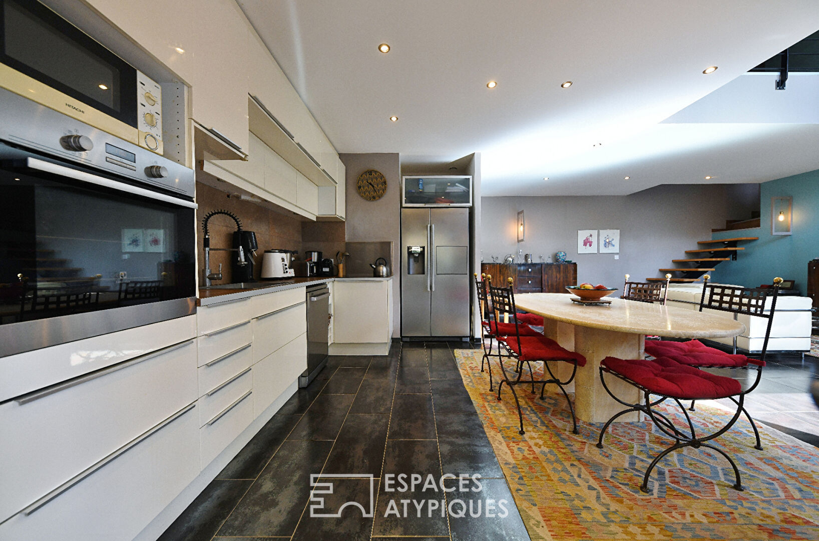 Villa contemporaine en bois aux lignes épurées, avec piscine