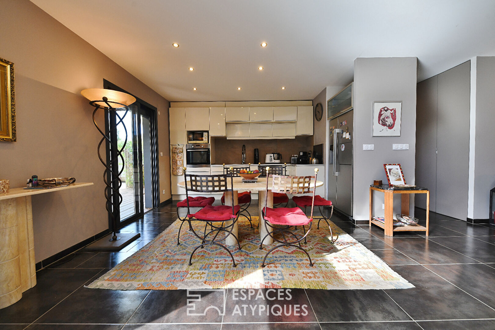 Villa contemporaine en bois aux lignes épurées, avec piscine