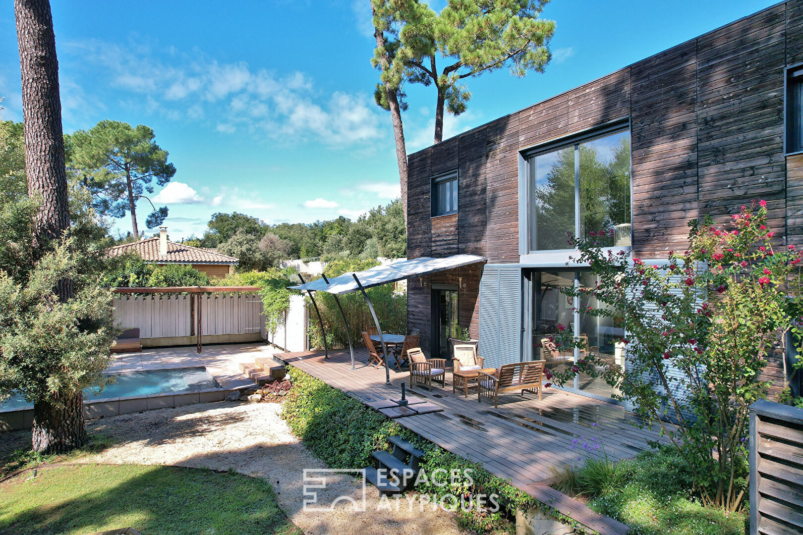 Villa contemporaine en bois aux lignes épurées, avec piscine
