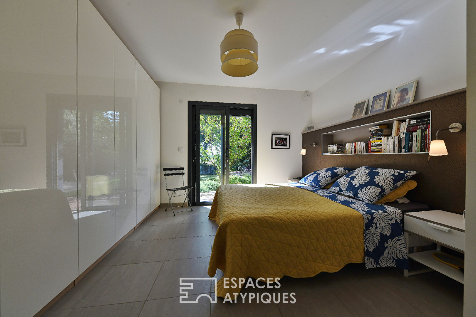 Villa contemporaine en bois aux lignes épurées, avec piscine