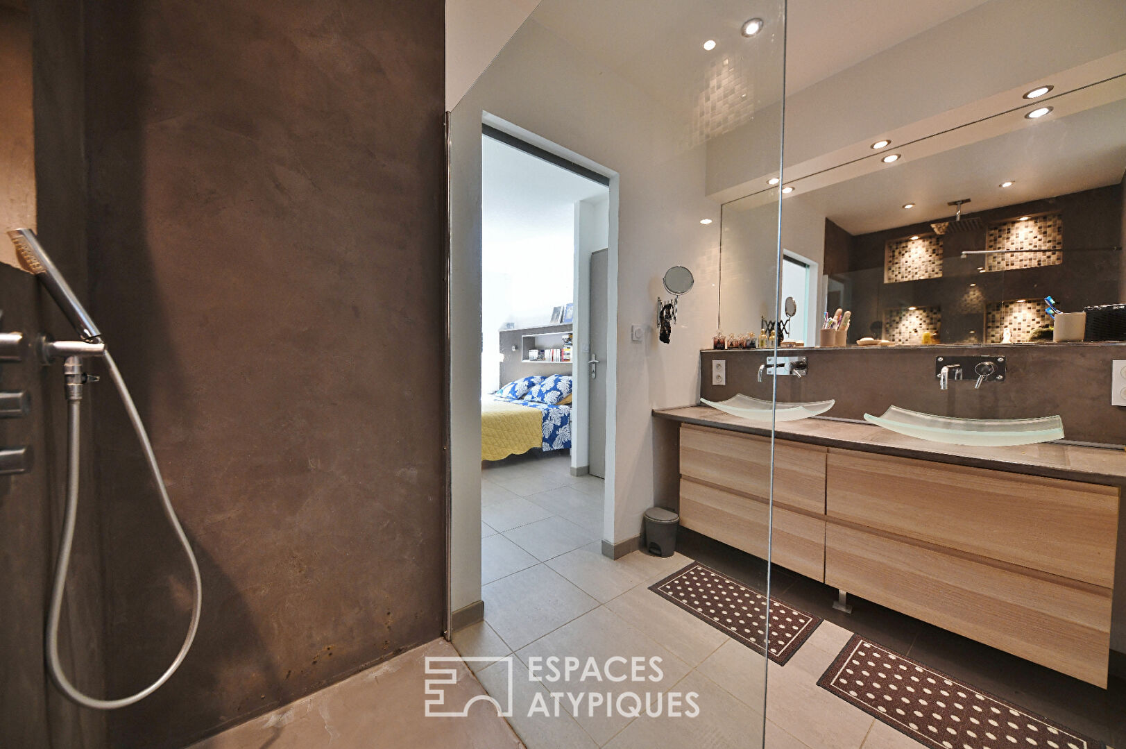 Villa contemporaine en bois aux lignes épurées, avec piscine