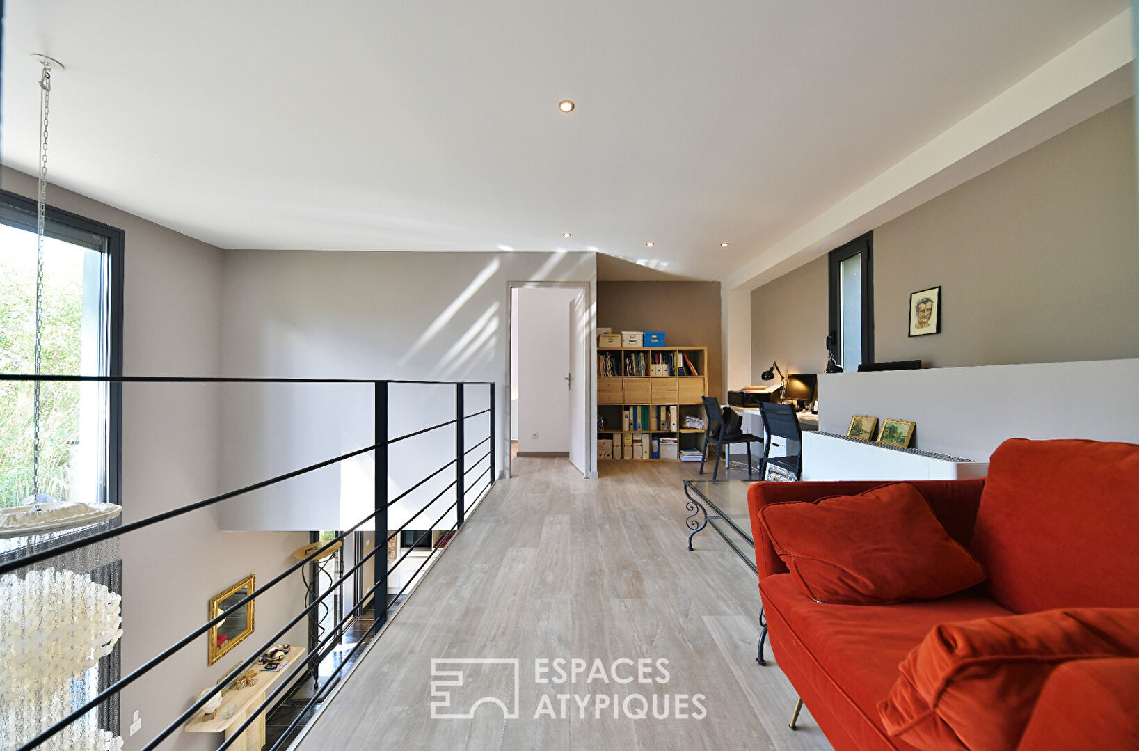 Villa contemporaine en bois aux lignes épurées, avec piscine