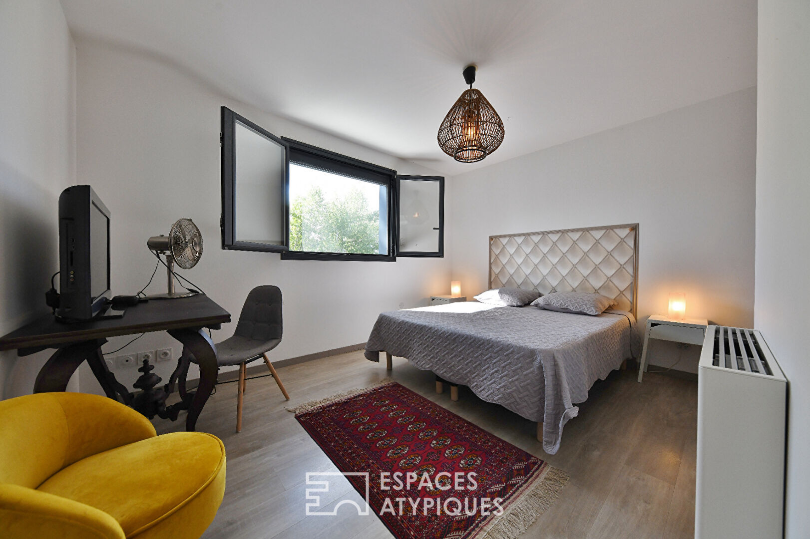 Villa contemporaine en bois aux lignes épurées, avec piscine