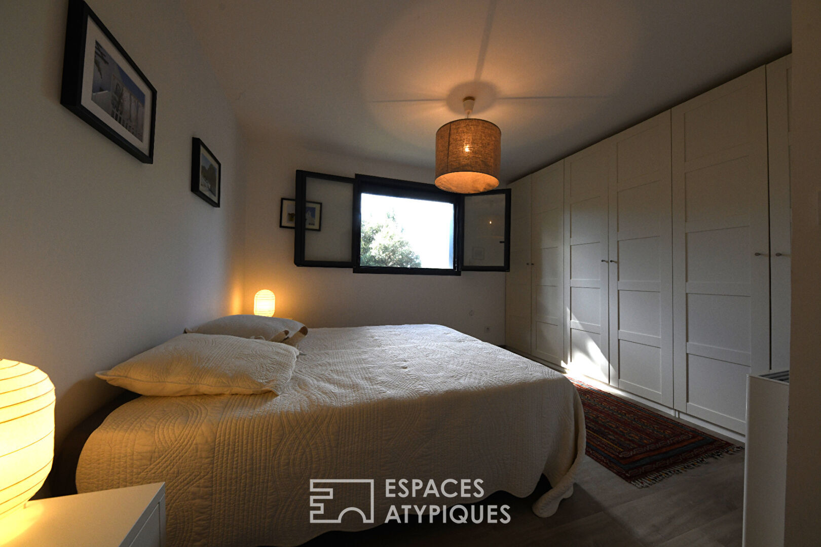 Villa contemporaine en bois aux lignes épurées, avec piscine