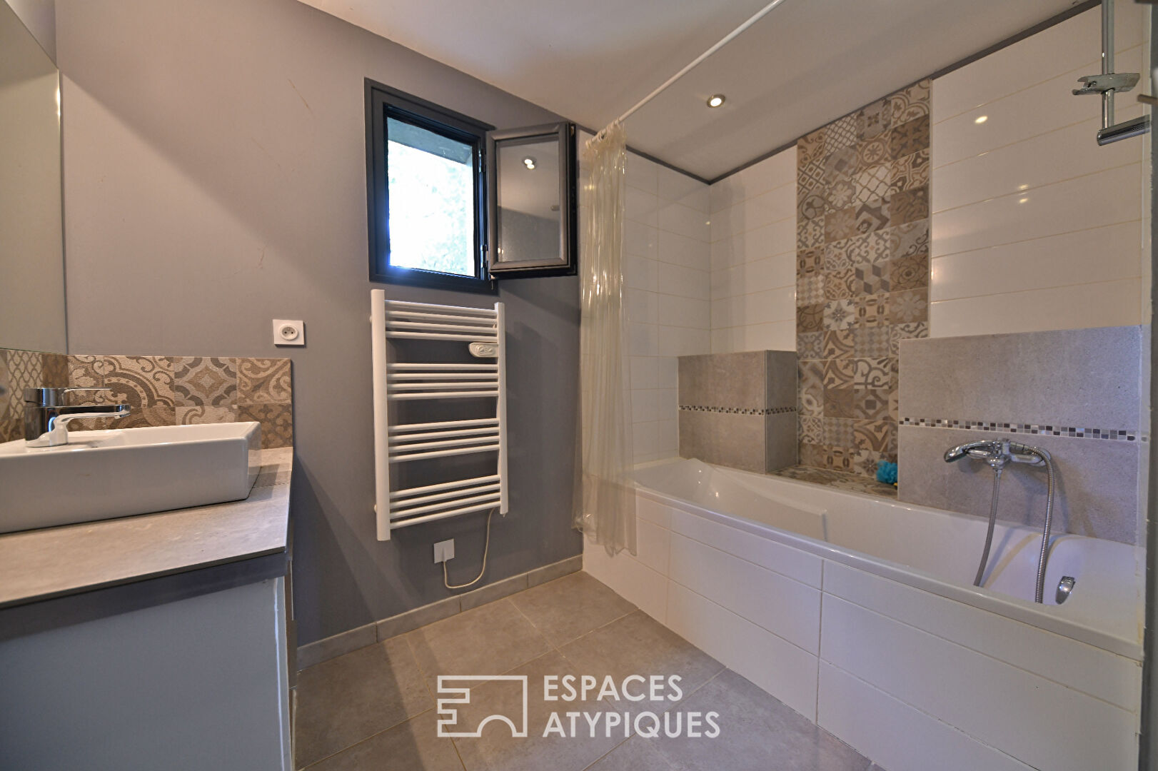 Villa contemporaine en bois aux lignes épurées, avec piscine