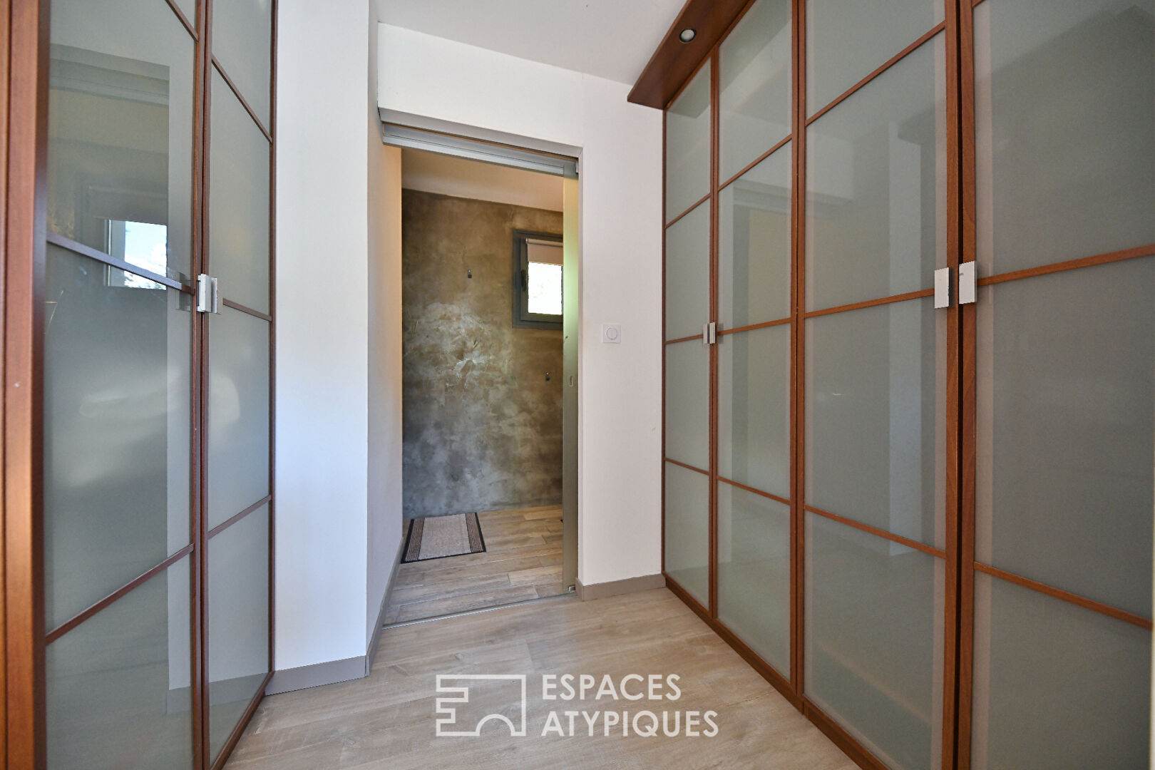 Villa contemporaine en bois aux lignes épurées, avec piscine