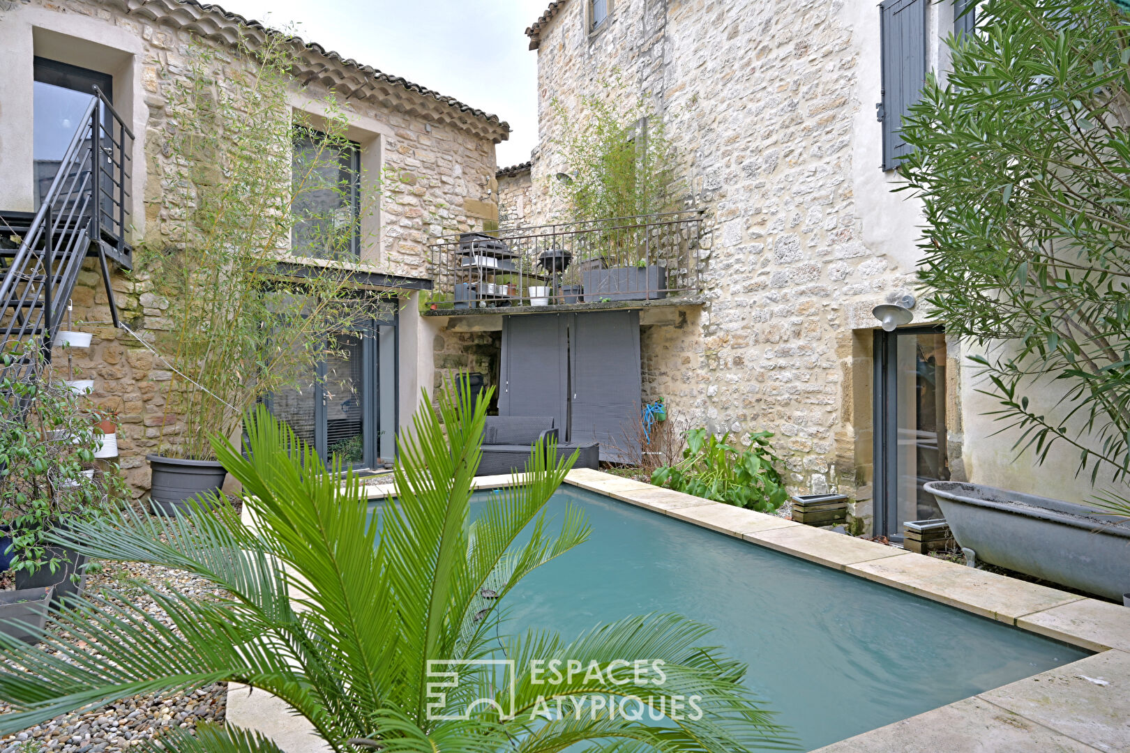 Maison de village aux volumes généreux, avec piscine et garage