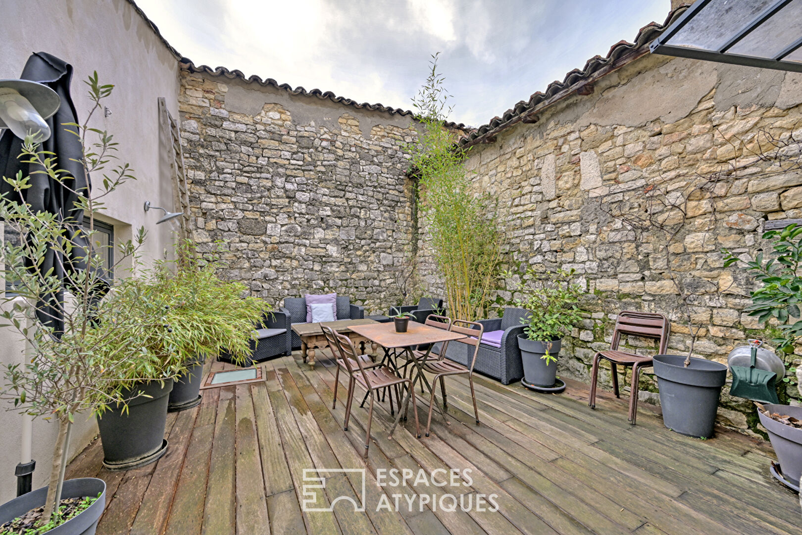 Maison de village aux volumes généreux, avec piscine et garage