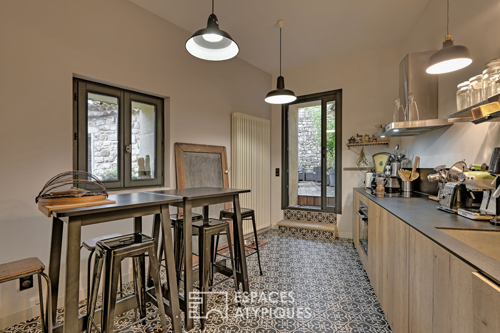 Maison de village aux volumes généreux, avec piscine et garage