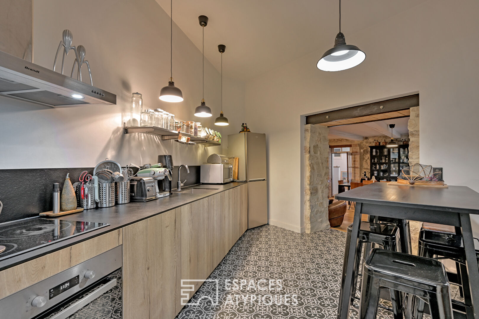 Maison de village aux volumes généreux, avec piscine et garage