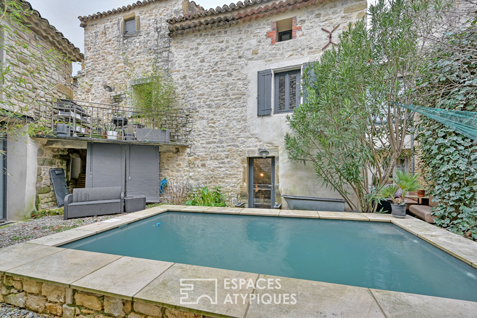 Maison de village aux volumes généreux, avec piscine et garage