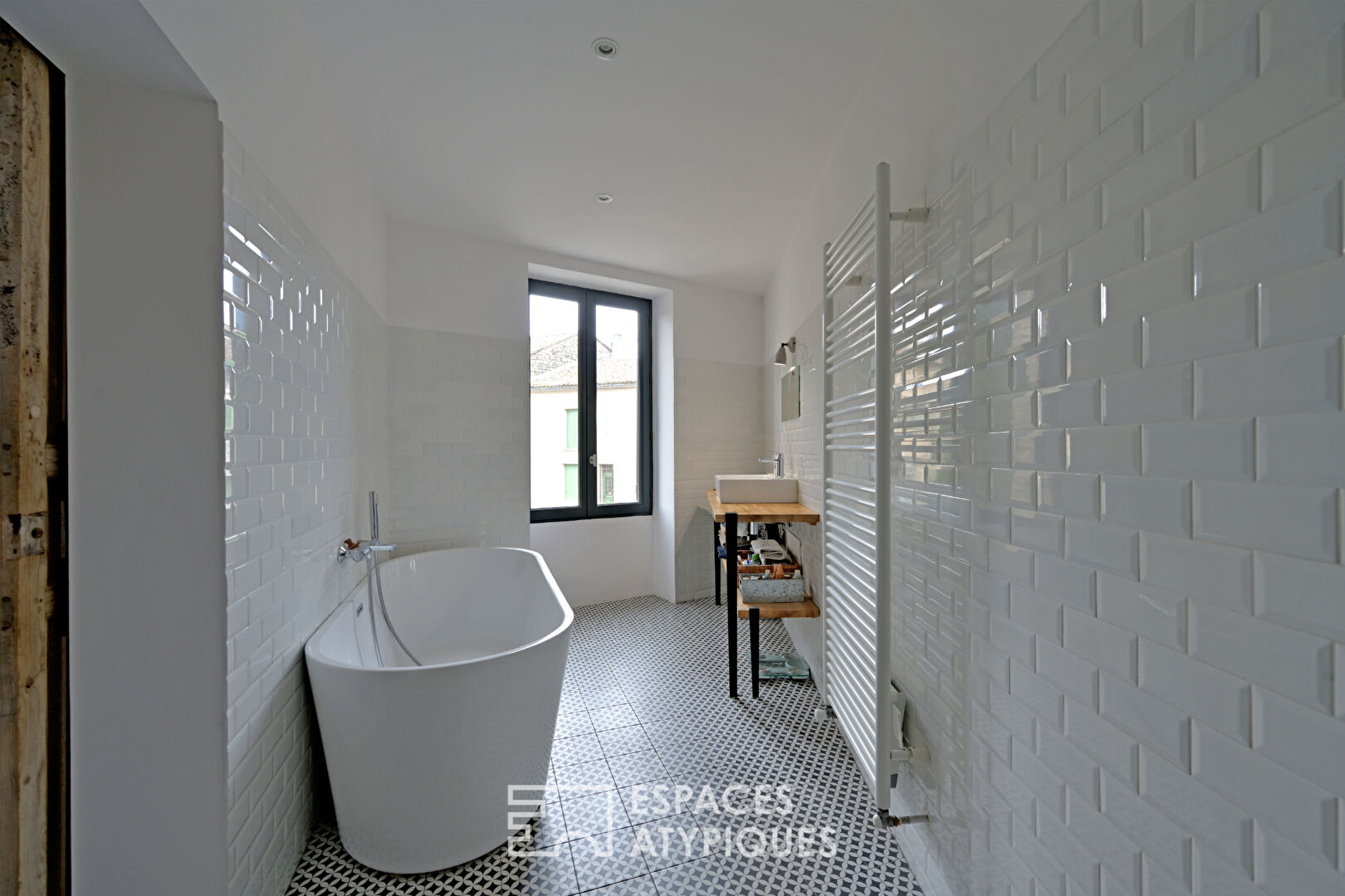 Maison de village aux volumes généreux, avec piscine et garage