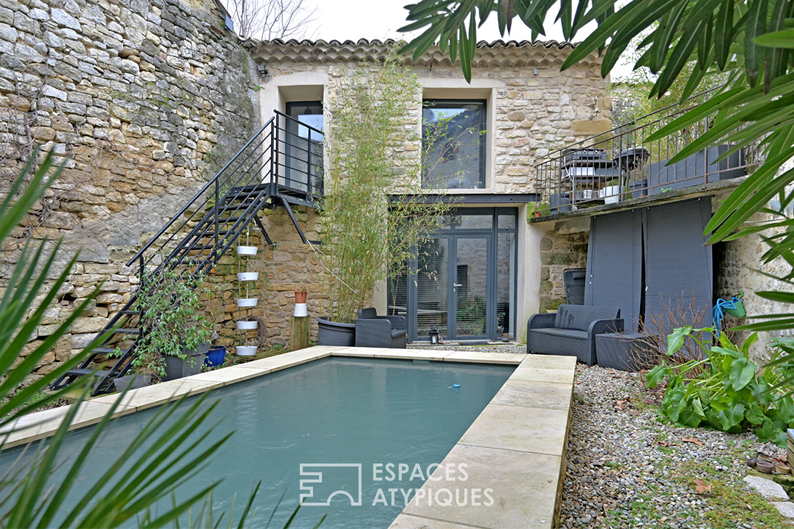 Maison de village aux volumes généreux, avec piscine et garage