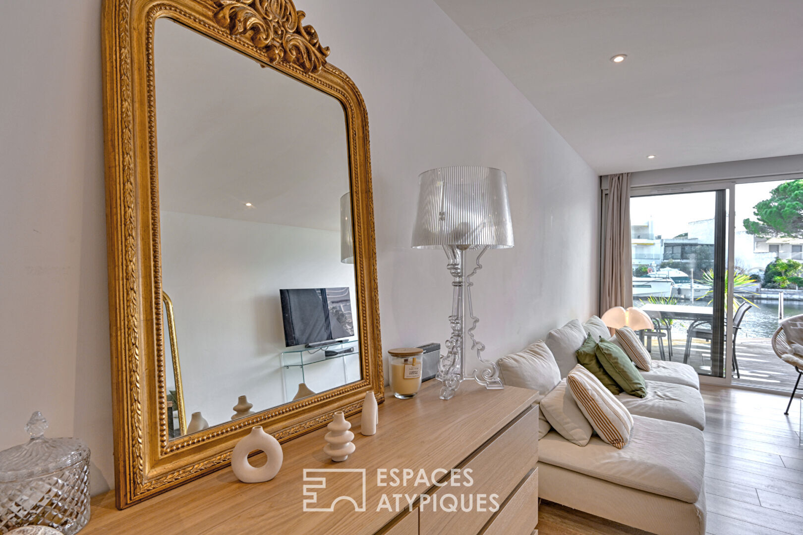 Marina contemporaine avec appontement 3x10m