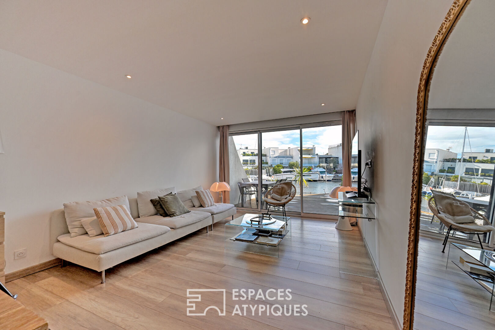 Marina contemporaine avec appontement 3x10m