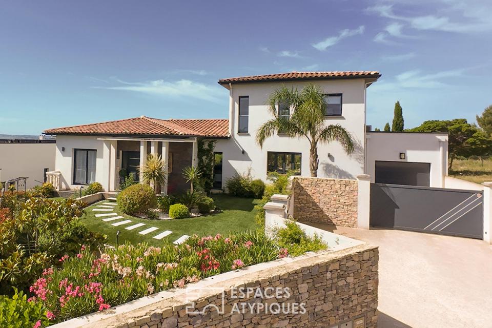 Villa d'architecte raffinée avec vue dominante sur la garrigue