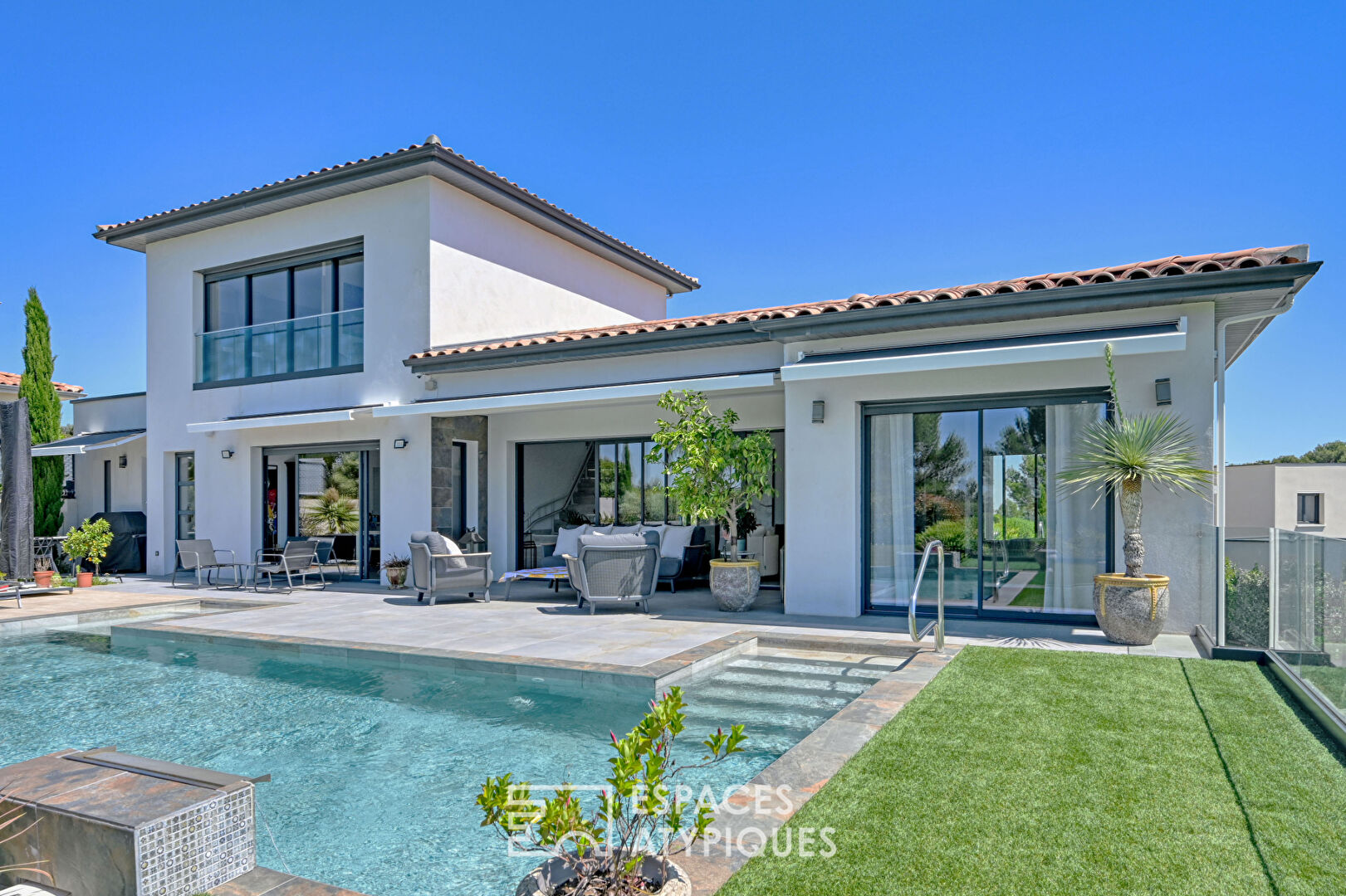 L&rsquo;Horizon Suspendu – villa lumière, design et vue nature