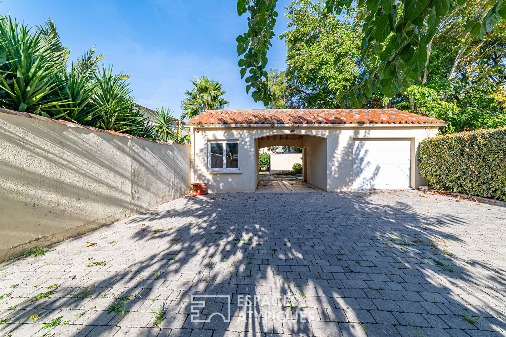 Maison de caractère avec jardin et garage – habitation ou bureaux VIP