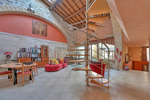 Écrin de pierre et volumes d’exception : une maison unique en coeur du village
