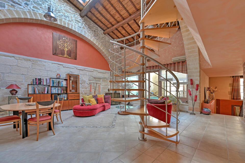 Écrin de pierre et volumes d'exception : une maison unique en coeur du village