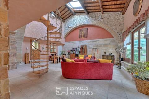 Écrin de pierre et volumes d&rsquo;exception : une maison unique en coeur du village