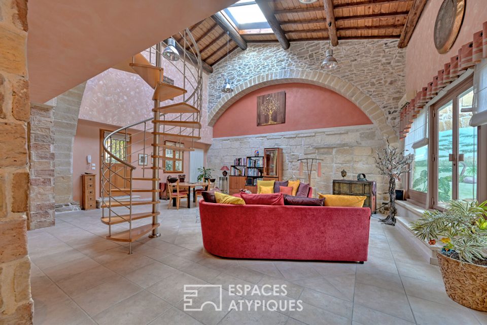 L'élégance d'un ancien chai: Volumes cathédrale et bassin romain