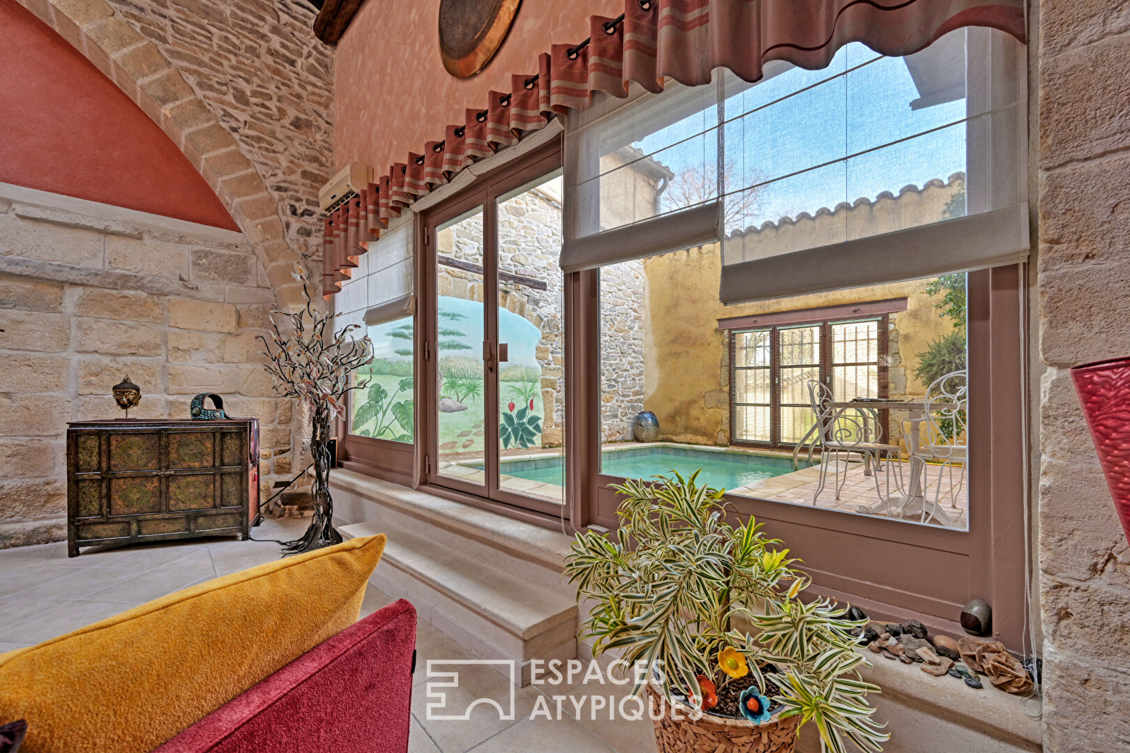 L&rsquo;élégance d&rsquo;un ancien chai: Volumes cathédrale et bassin romain