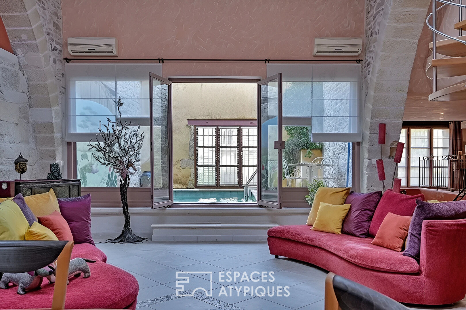 L&rsquo;élégance d&rsquo;un ancien chai: Volumes cathédrale et bassin romain