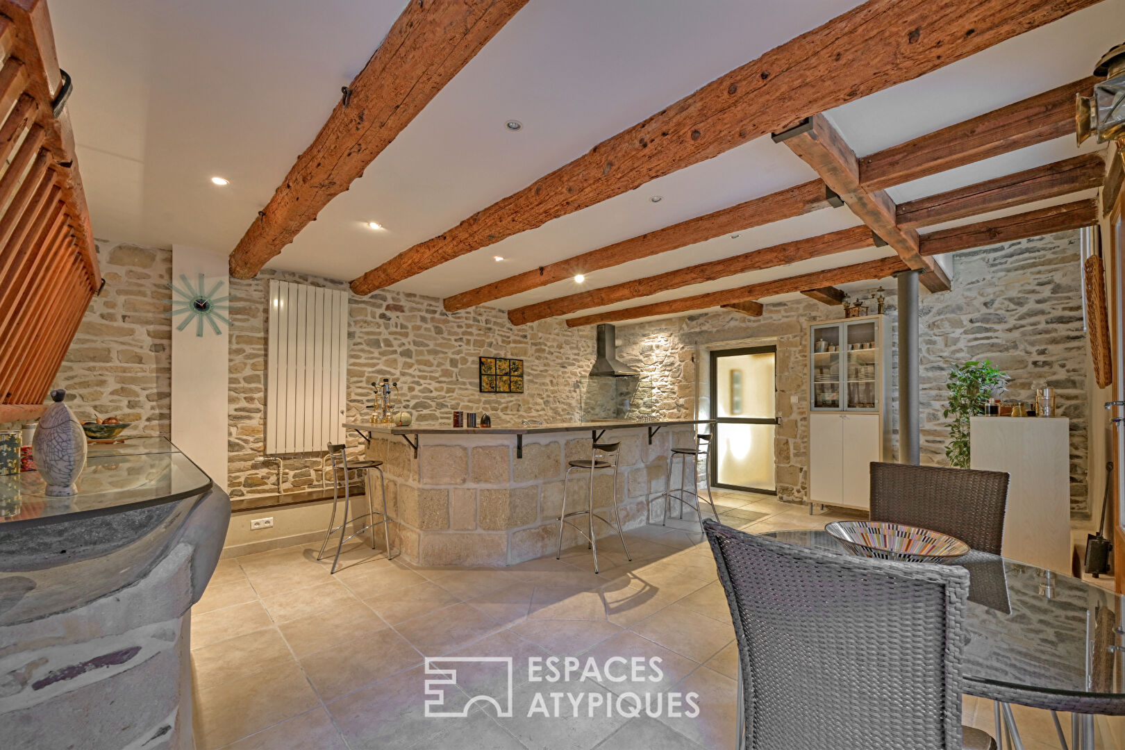 L&rsquo;élégance d&rsquo;un ancien chai: Volumes cathédrale et bassin romain