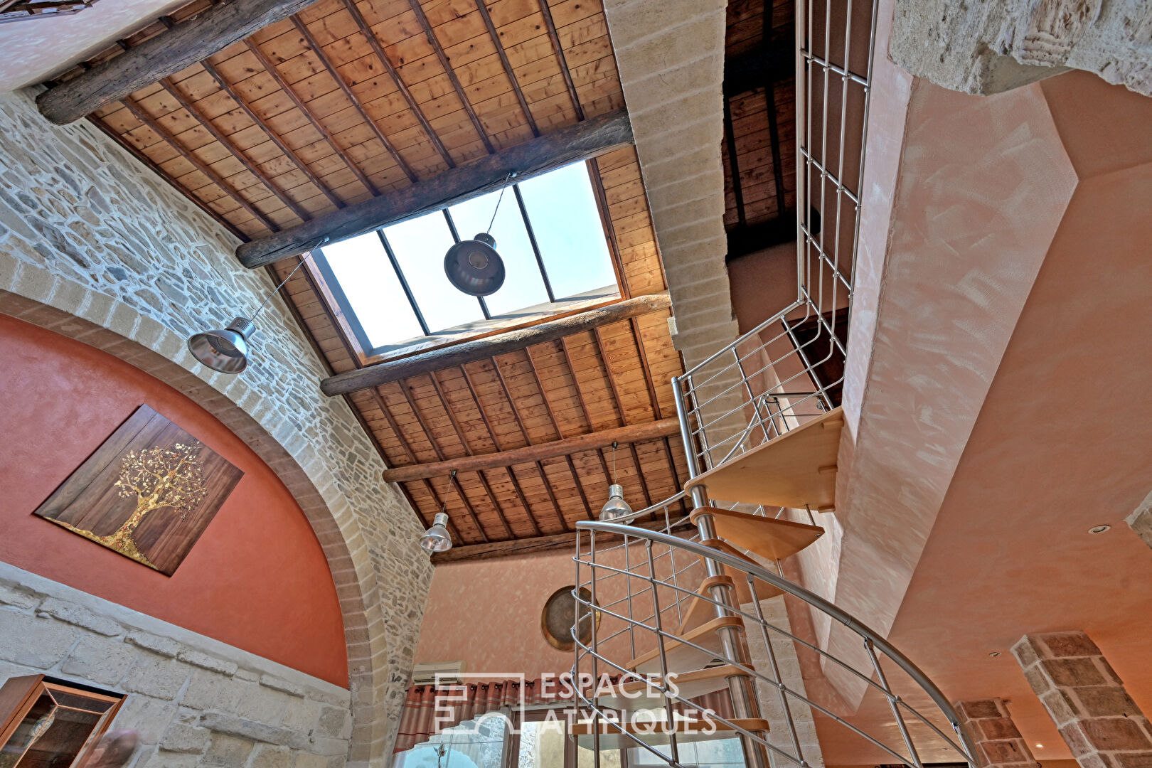 L&rsquo;élégance d&rsquo;un ancien chai: Volumes cathédrale et bassin romain