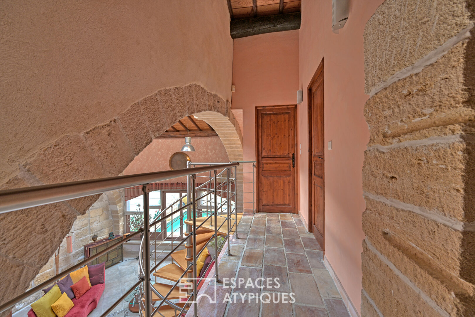 L&rsquo;élégance d&rsquo;un ancien chai: Volumes cathédrale et bassin romain