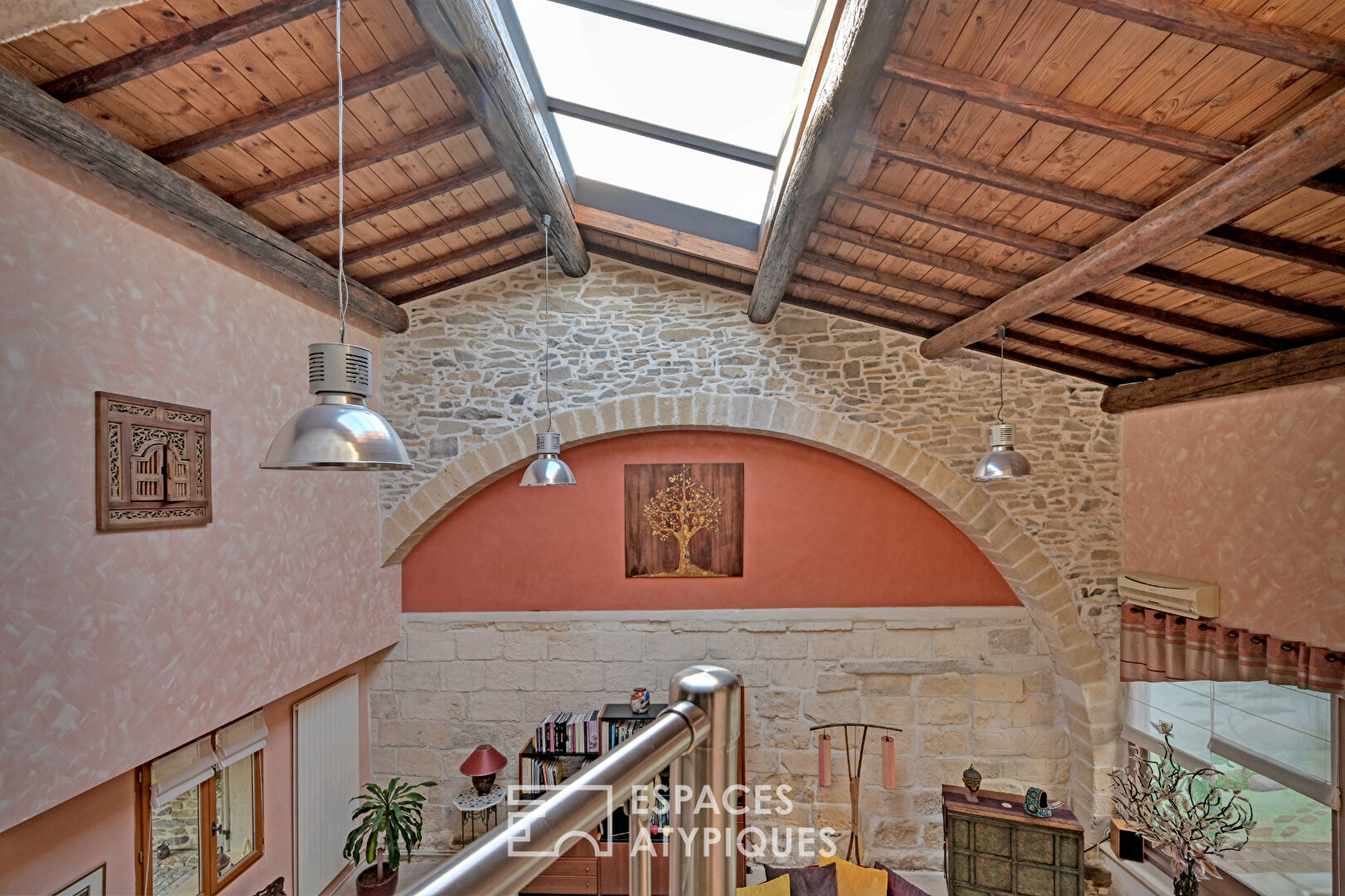 L&rsquo;élégance d&rsquo;un ancien chai: Volumes cathédrale et bassin romain