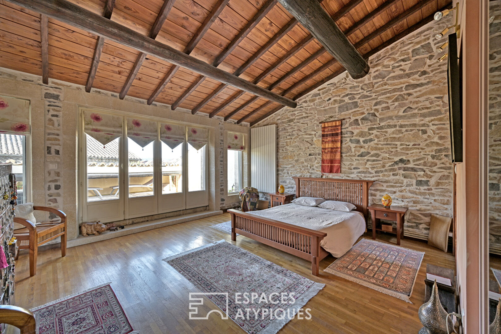 L&rsquo;élégance d&rsquo;un ancien chai: Volumes cathédrale et bassin romain