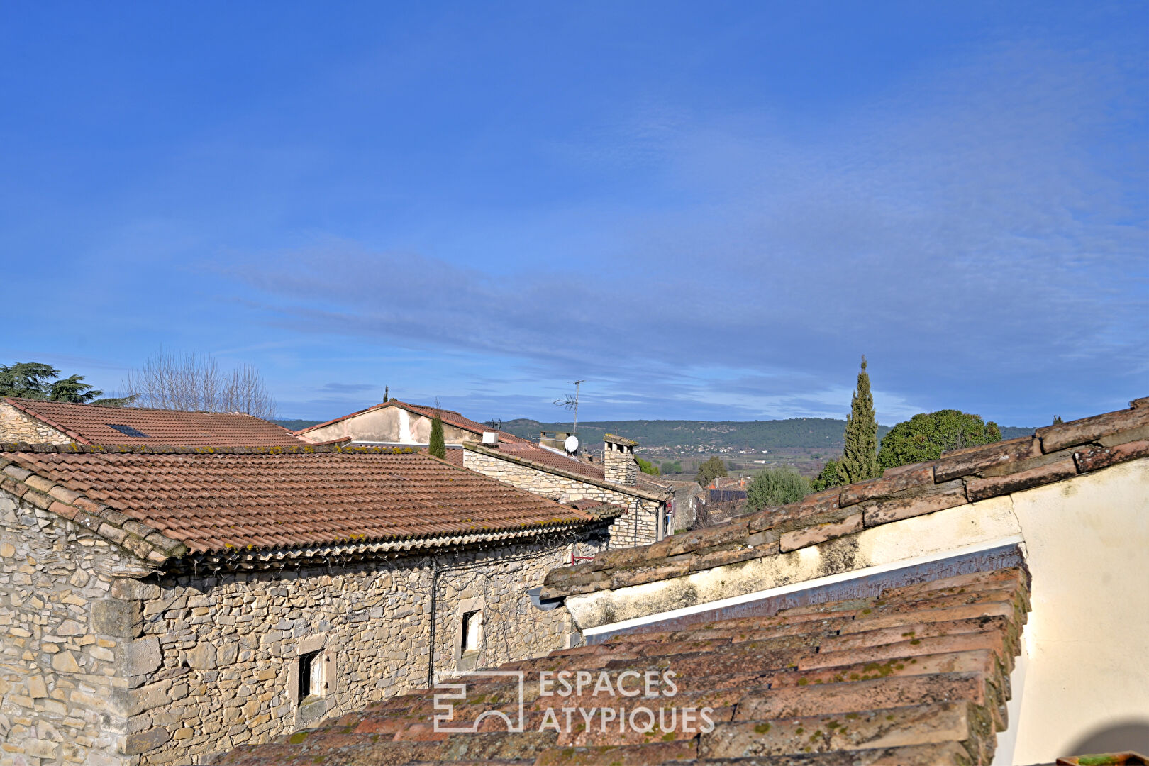 L&rsquo;élégance d&rsquo;un ancien chai: Volumes cathédrale et bassin romain