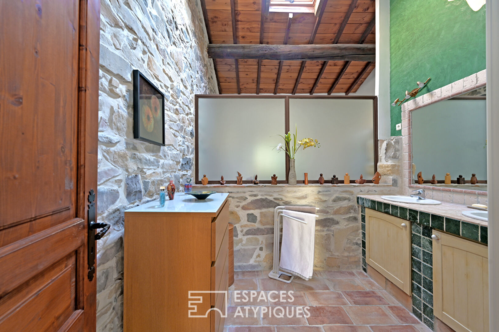 L&rsquo;élégance d&rsquo;un ancien chai: Volumes cathédrale et bassin romain