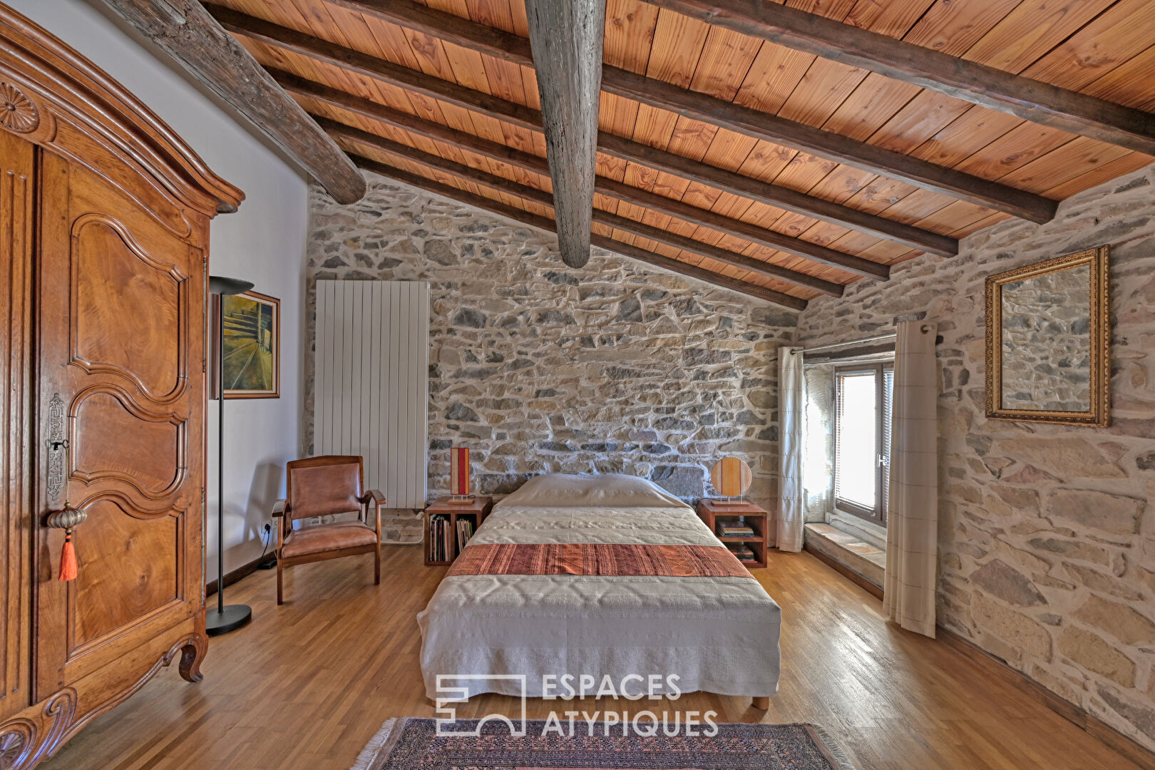 L&rsquo;élégance d&rsquo;un ancien chai: Volumes cathédrale et bassin romain