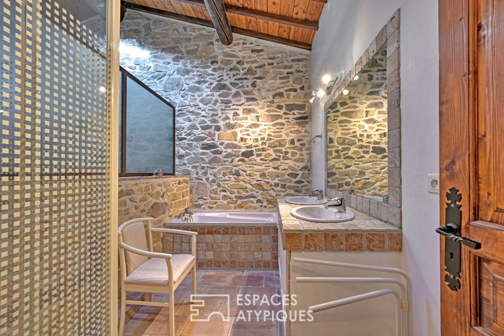 L&rsquo;élégance d&rsquo;un ancien chai: Volumes cathédrale et bassin romain