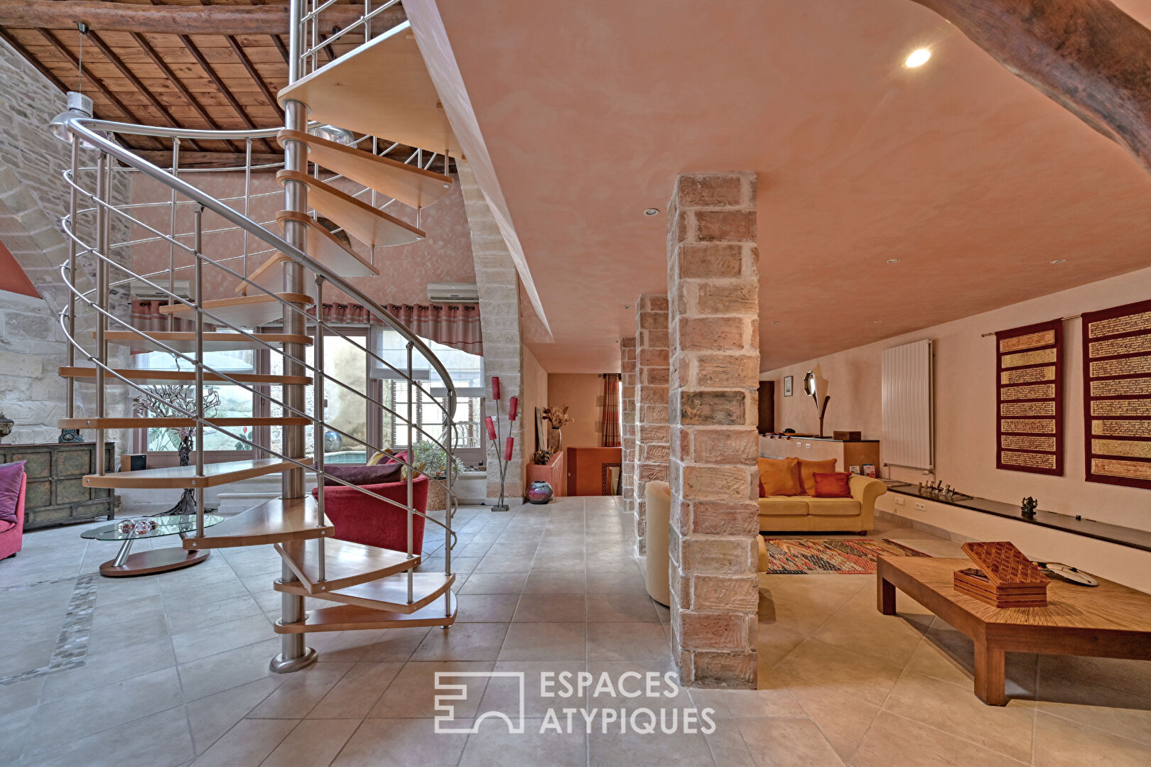 L&rsquo;élégance d&rsquo;un ancien chai: Volumes cathédrale et bassin romain