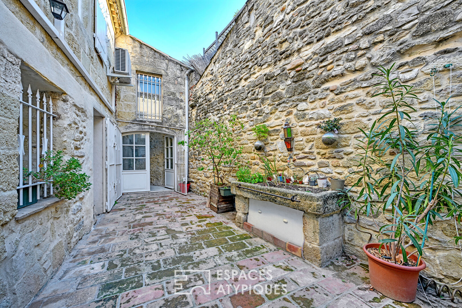 Singulière maison de village de 1790 avec cour