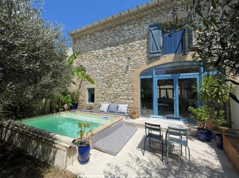 Maison de village atypique, jardin, bassin et mur d’escalade