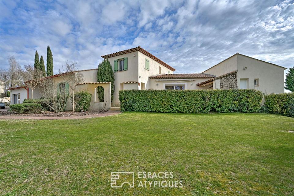 Villa contemporaine avec jardin et piscine