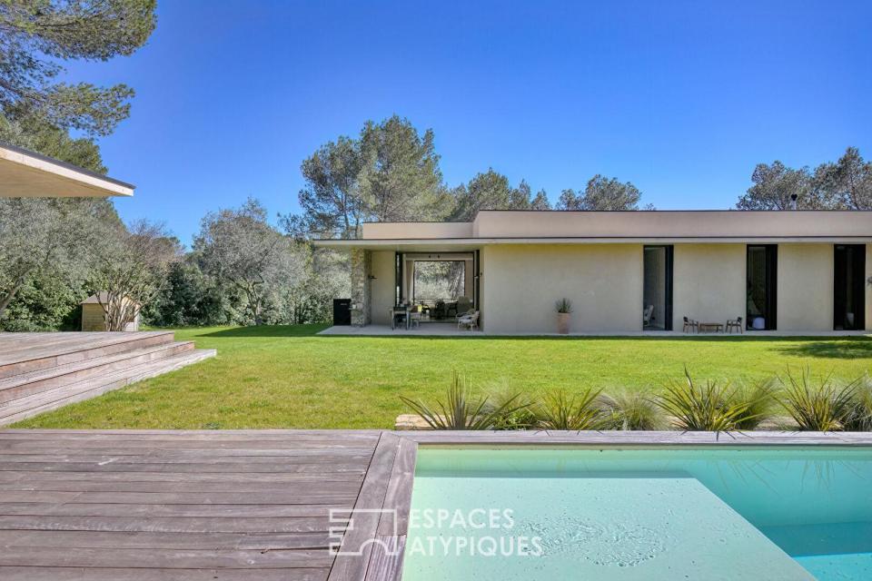 Lignes pures et lumière absolue : villa signature avec piscine