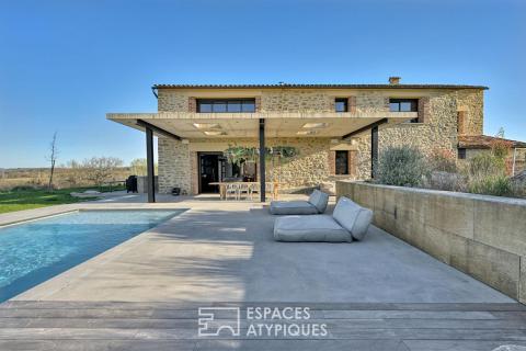 Relecture contemporaine d&rsquo;une bergerie avec vue entre Uzès et Cévennes